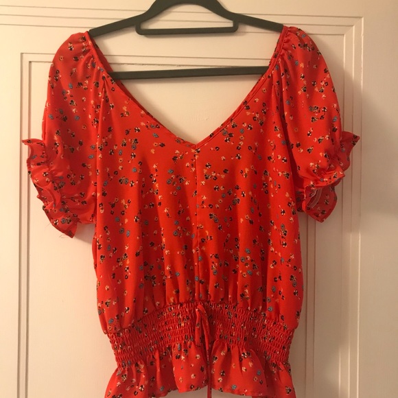 Double V blouse with gathered waist. - Picture 1 of 5